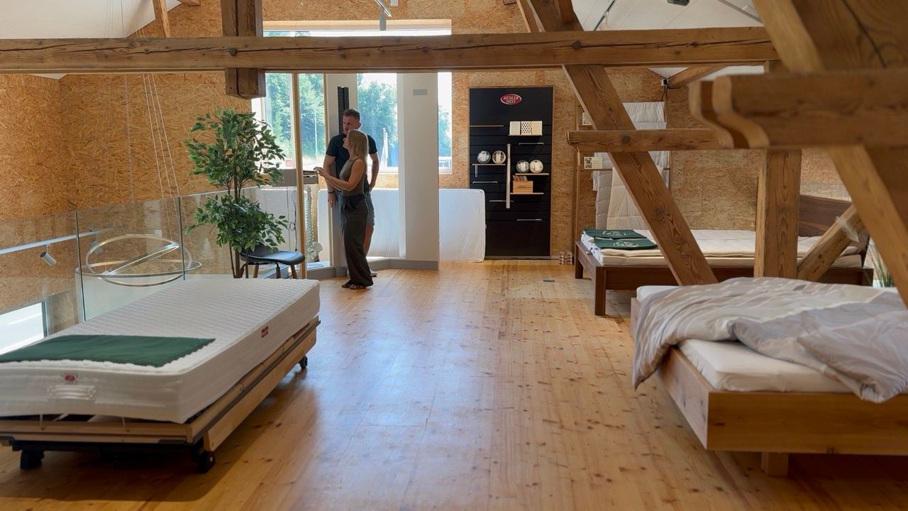 Bettenausstellung der Praxis Sleeplife mit Beratungsgespräch im Hintergrund