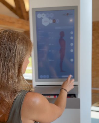Schlafberaterin am digitalen Messsystem von Röwa, der Bildschirm zeigt die erfasste Körperkontur